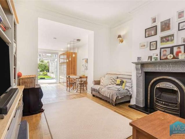 Flat for sale in Stroud Green, Greater London
