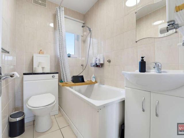 Flat for sale in Felthamhill, Spelthorne