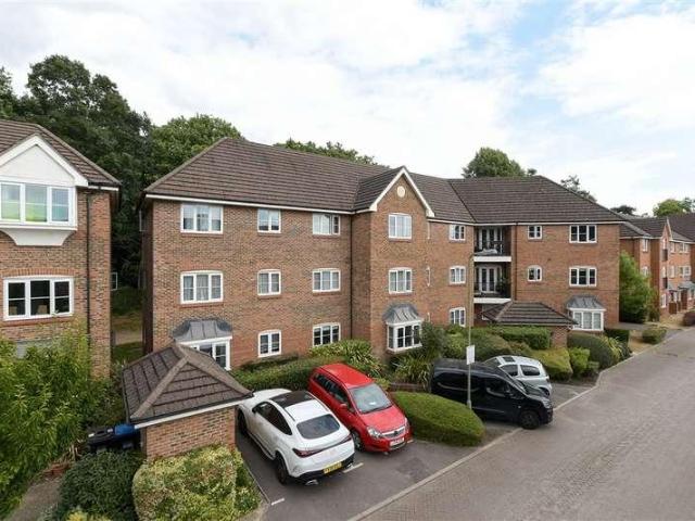 Flat for sale in Red Hill, Surrey