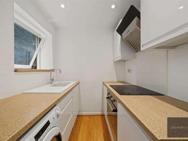 Flat for sale in Clapham, Greater London