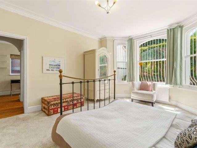 Flat for sale in Clapham Junction, Greater London