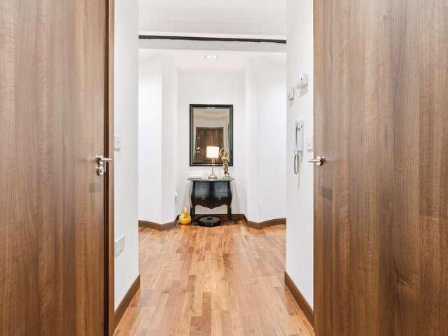 Flat for sale in Denham