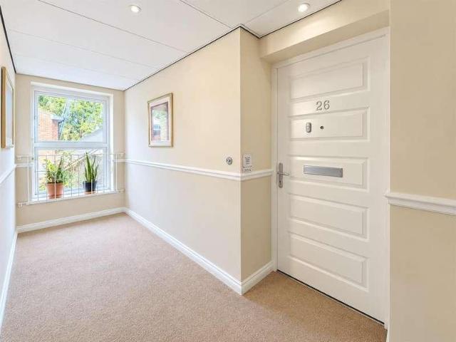 Flat for sale in Chingford Mount, Highams Park