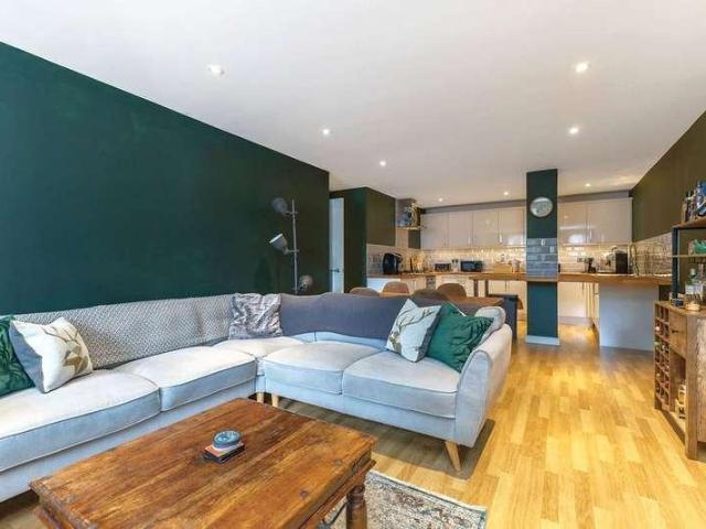 Flat for sale in Kingswood Firs, East Hampshire