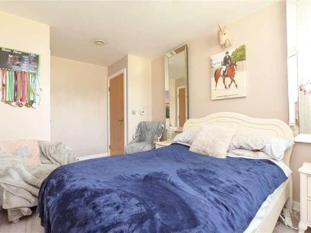 Flat for sale in Red Hill, Surrey