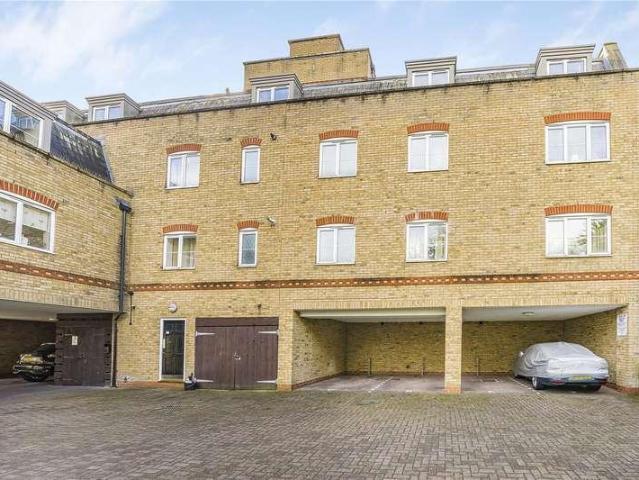 Flat for sale in New Malden, Greater London
