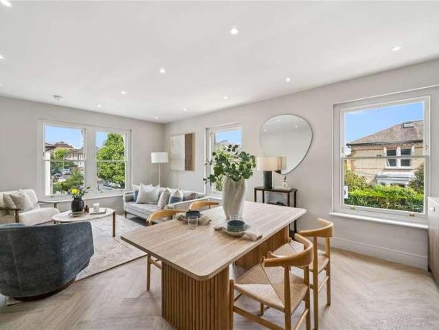 Flat for sale in Balham, Greater London
