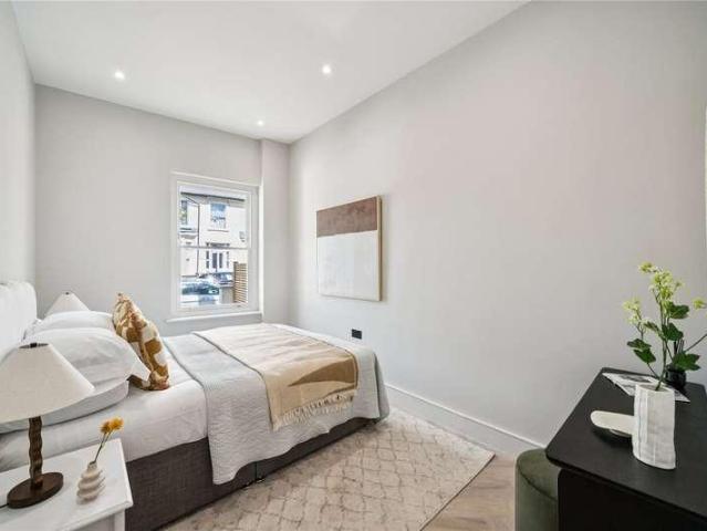 Flat for sale in Balham, Greater London