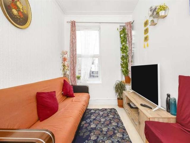 Flat for sale in Manor Park, Greater London