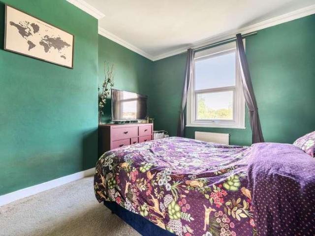 Flat for sale in New Barnet, Greater London
