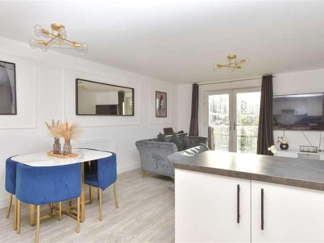 Flat for sale in Castle Hill, Dartford