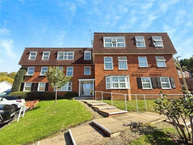 Flat for sale in Emmbrook, Wokingham