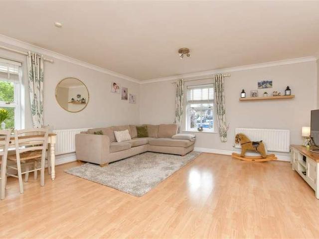 Flat for sale in Beddington, Greater London