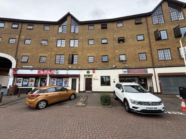 Flat for sale in London Borough of Ealing, Hanwell