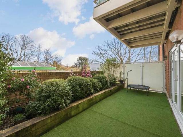 Flat for sale in London Borough of Merton, Merton Park