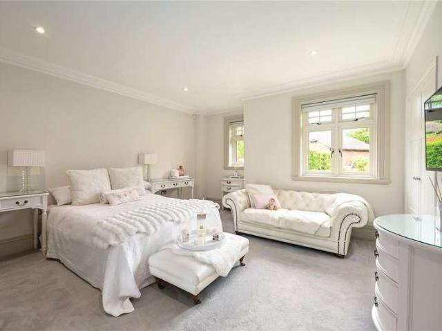 Flat for sale in Winkfield Street, Winkfield