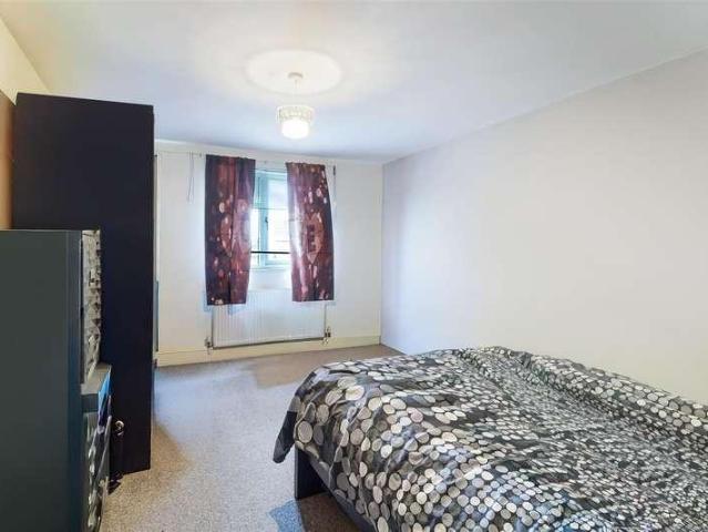 Flat for sale in Tattenham Corner, Reigate and Banstead