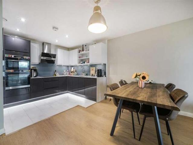 Flat for sale in Queen's Park, Greater London