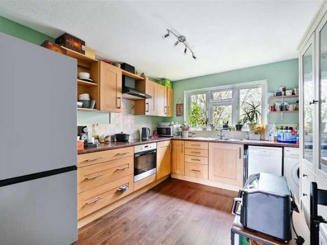 Flat for sale in London Borough of Merton, Collier's Wood