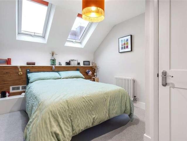 Flat for sale in Summerstown, Greater London