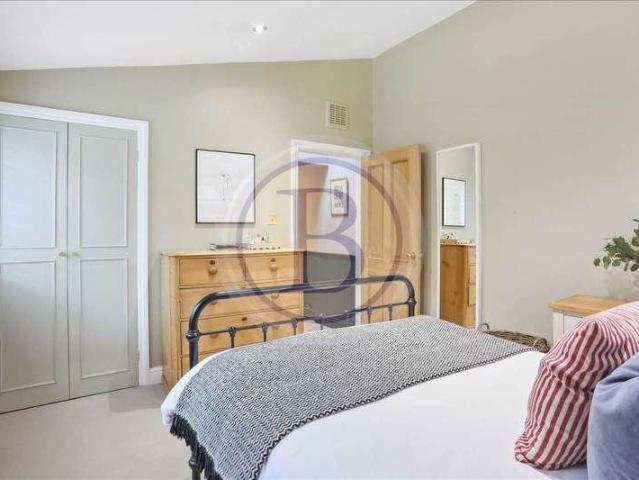 Flat for sale in Holloway, Greater London