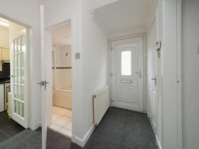 Flat for sale in Duntocher, Scotland