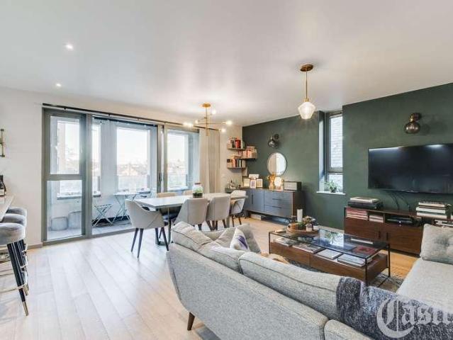 Flat for sale in Ferme Park, Greater London