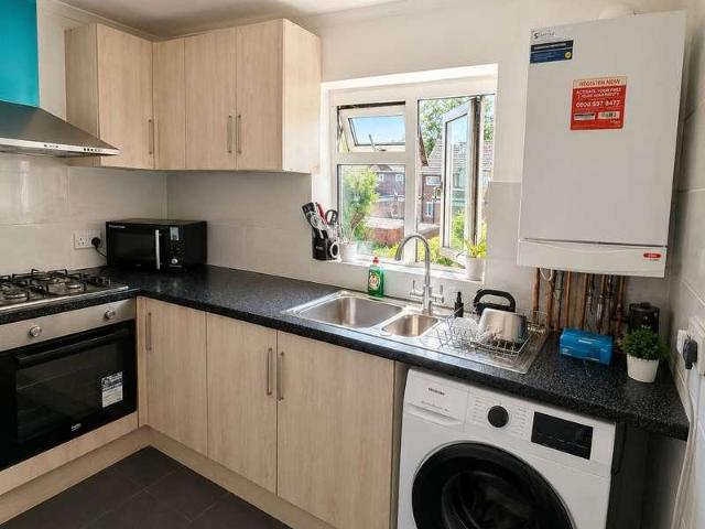 Flat for sale in London Borough of Hounslow, Heston