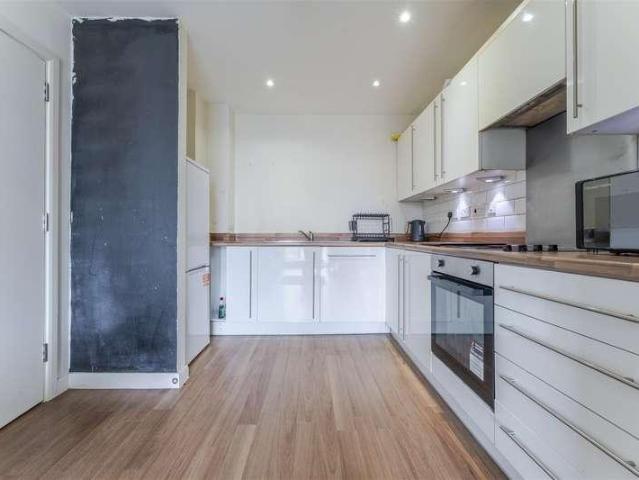 Flat for sale in London Borough of Ealing, Greater London