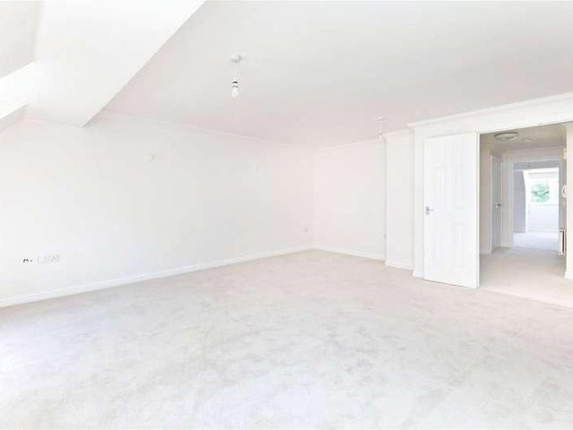 Flat for sale in Fole, Surrey