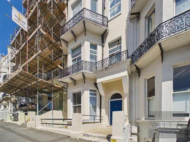 Flat for sale in Bohemia, Guestling Green