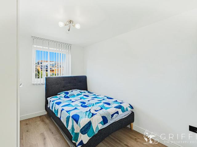 Flat for sale in Grays, Essex