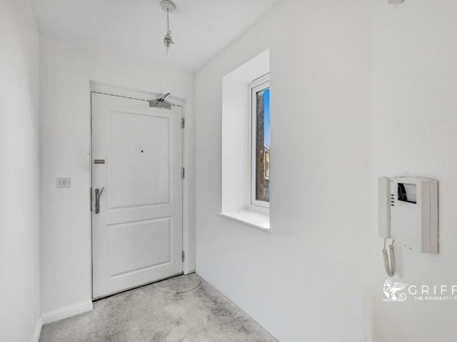 Flat for sale in South Ockendon, Essex