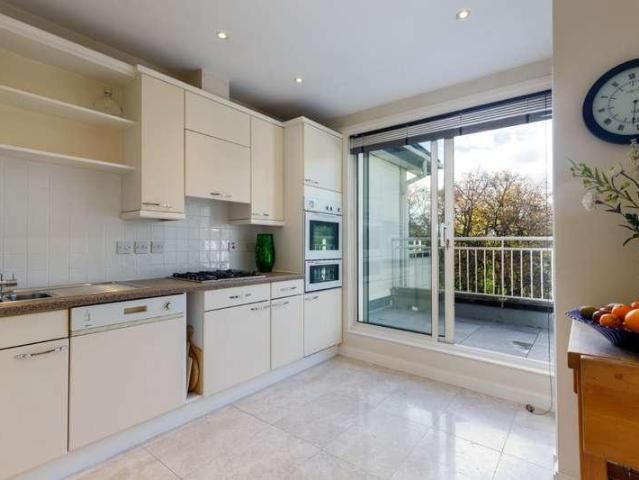 Flat for sale in Wandsworth, Greater London