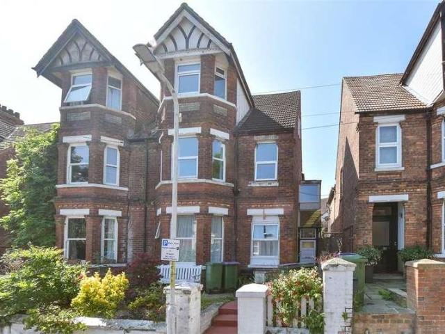 Flat for sale in Folkestone, Foord