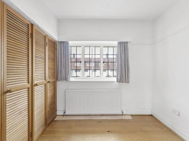 Flat for sale in Golders Green, Greater London