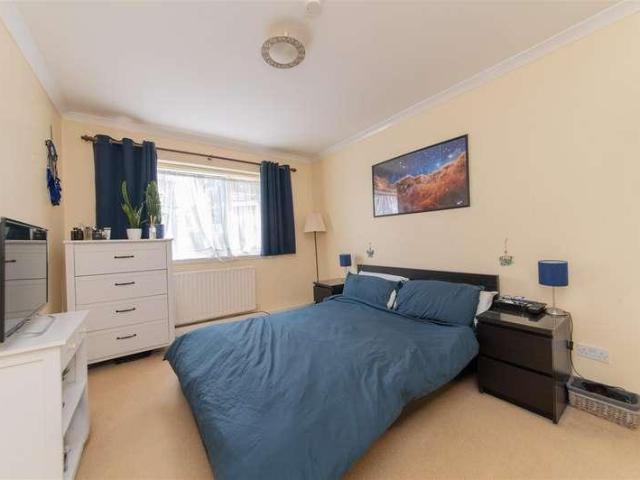 Flat for sale in Woodside Park, Greater London