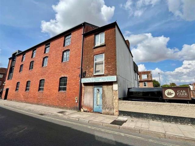 Flat for sale in Wyndham Park, Salisbury