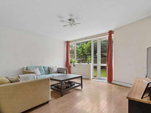 Flat for sale in Denham