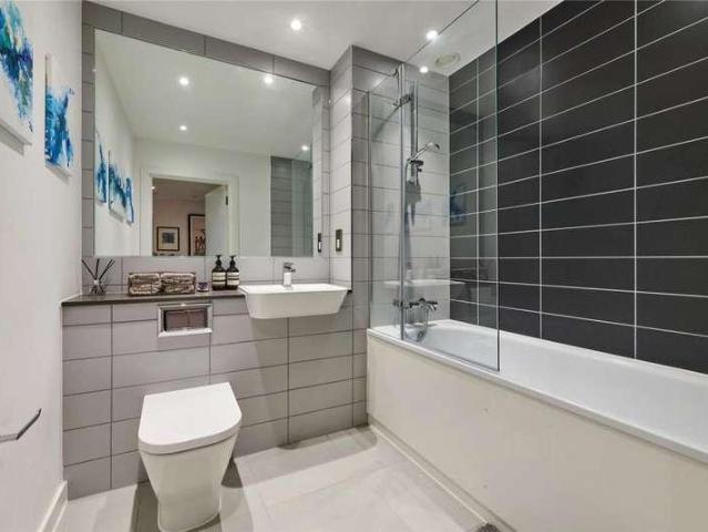 Flat for sale in Isle Of Dogs, Greater London