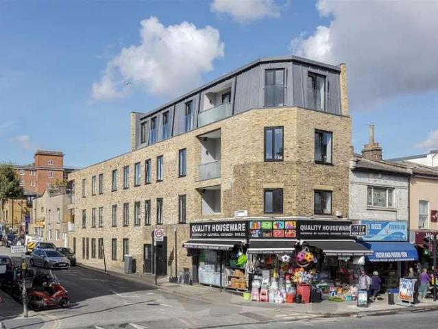 Flat for sale in West Norwood, Greater London