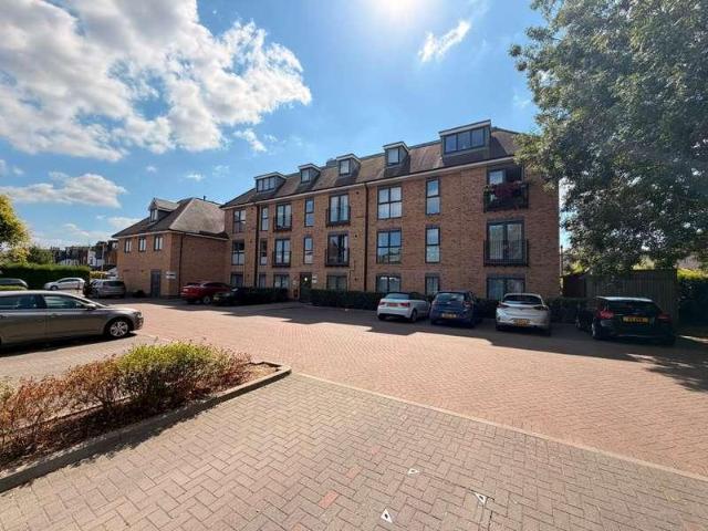 Flat for sale in St Albans, Five Acres