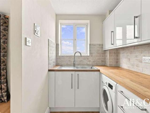 Flat for sale in Grays, Essex