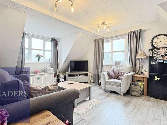 Flat for sale in Chipping Hill, Essex