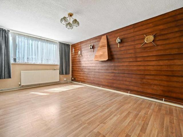 Flat for sale in Brondesbury, Greater London