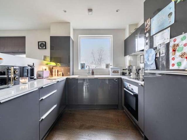Flat for sale in London Borough of Ealing, Greater London