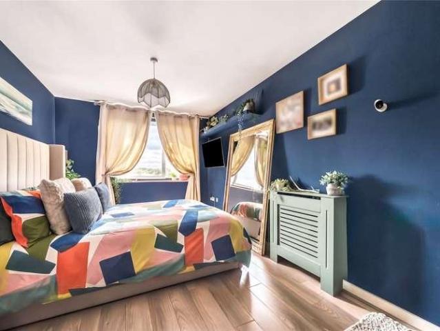 Flat for sale in Heol-las, Surrey