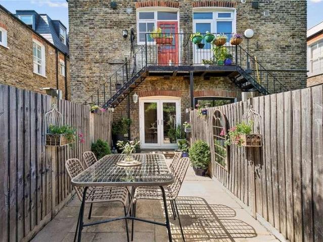 Flat for sale in London Borough of Wandsworth, Greater London