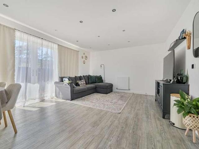 Flat for sale in West Finchley, Greater London