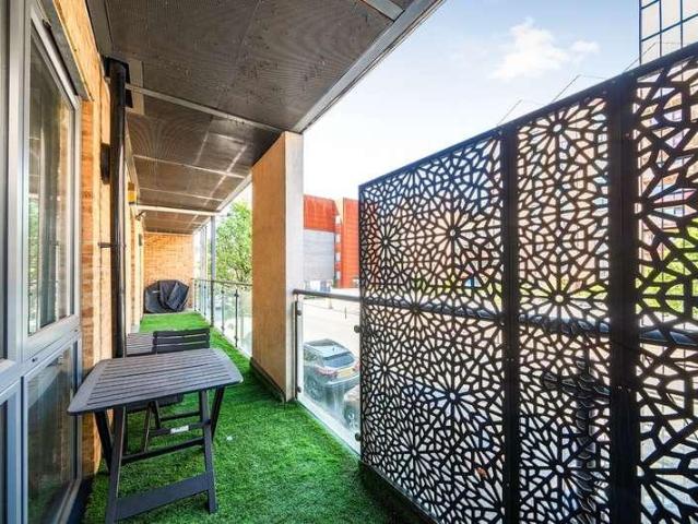 Flat for sale in Greenwich Town Centre, Greater London
